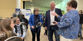 Photo of AFT President Randi Weingarten and VP candidate Tim Walz